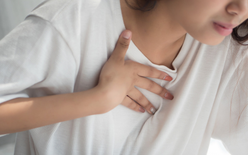 Dấu hiệu khó thở tức ngực là những dấu hiệu thường gặp khi phi kim