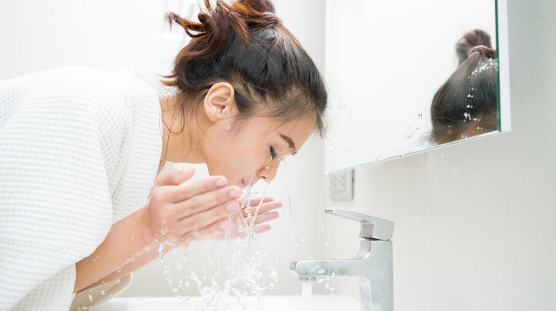 Cách rửa mặt đúng cách giúp làn da sạch các bã nhơn